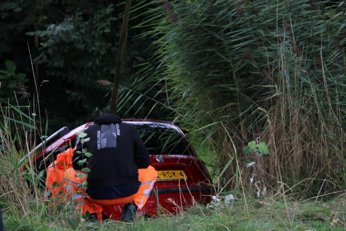 Auto belandt in het water