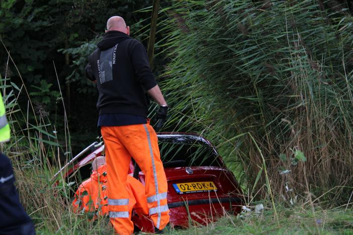 Auto belandt in het water