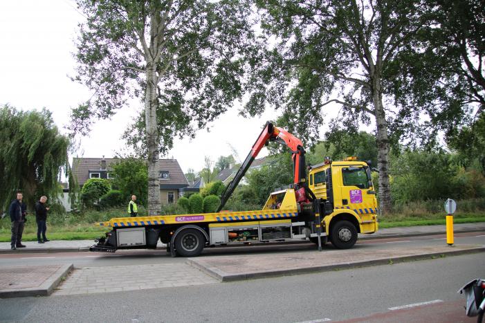 Auto belandt in het water