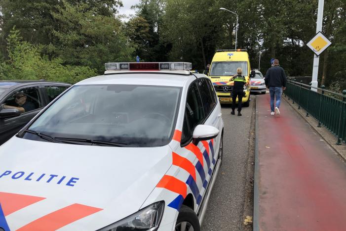 Automobilist knalt tegen vangrail en belandt tegen boom