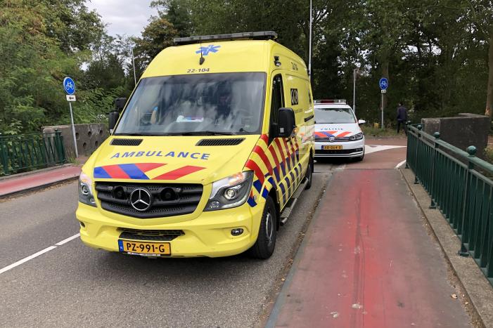 Automobilist knalt tegen vangrail en belandt tegen boom