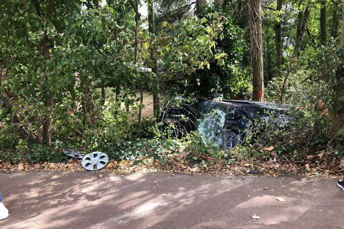 Automobilist knalt tegen vangrail en belandt tegen boom