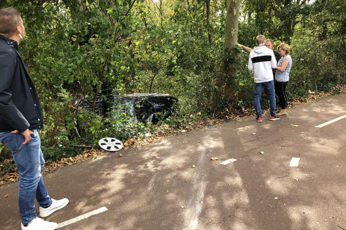 Automobilist knalt tegen vangrail en belandt tegen boom