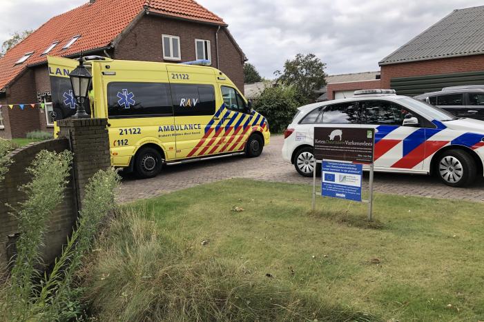 Brommerrijder botst op stilstaande bestelbus met aanhanger