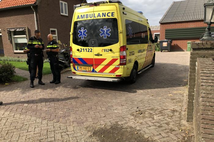 Brommerrijder botst op stilstaande bestelbus met aanhanger