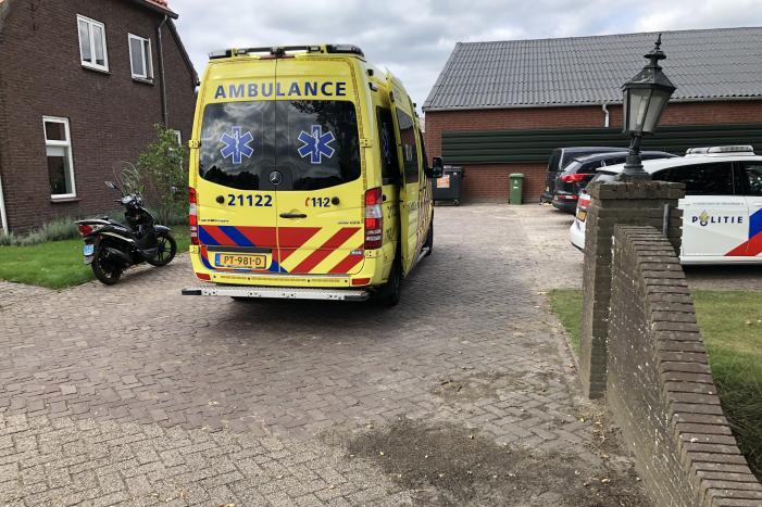 Brommerrijder botst op stilstaande bestelbus met aanhanger