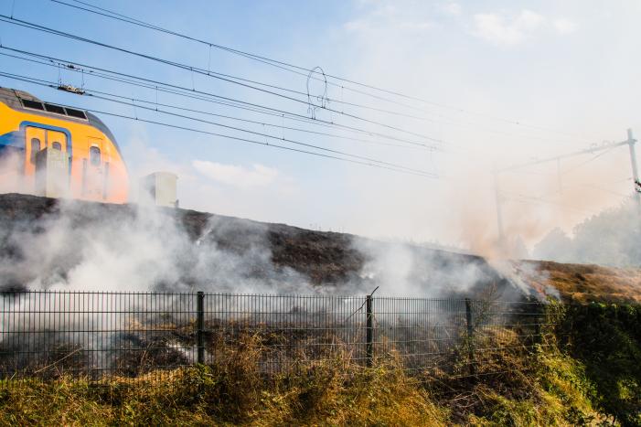 Veel rook bij brand in berm langs spoor