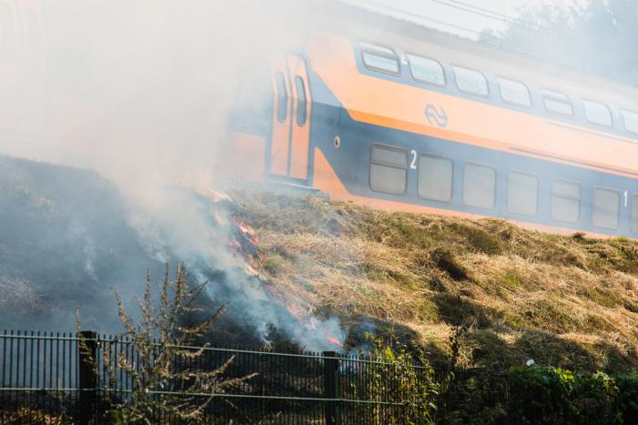 Veel rook bij brand in berm langs spoor