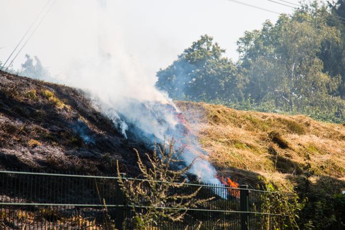 Veel rook bij brand in berm langs spoor