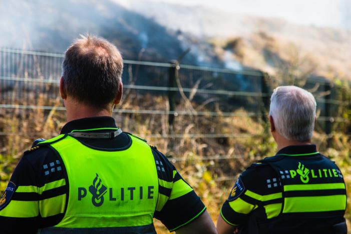 Veel rook bij brand in berm langs spoor