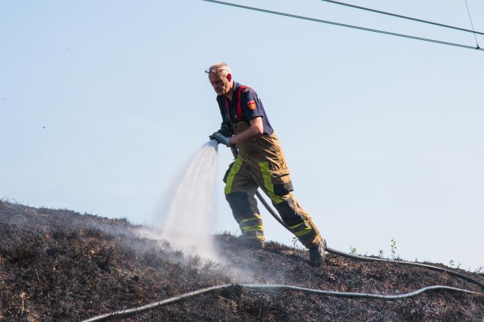 Veel rook bij brand in berm langs spoor