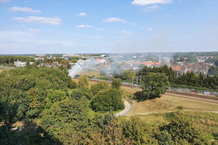 Veel rook bij brand in berm langs spoor