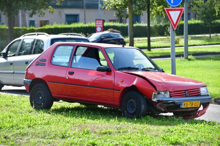 Drie auto's flink beschadigd bij aanrijding