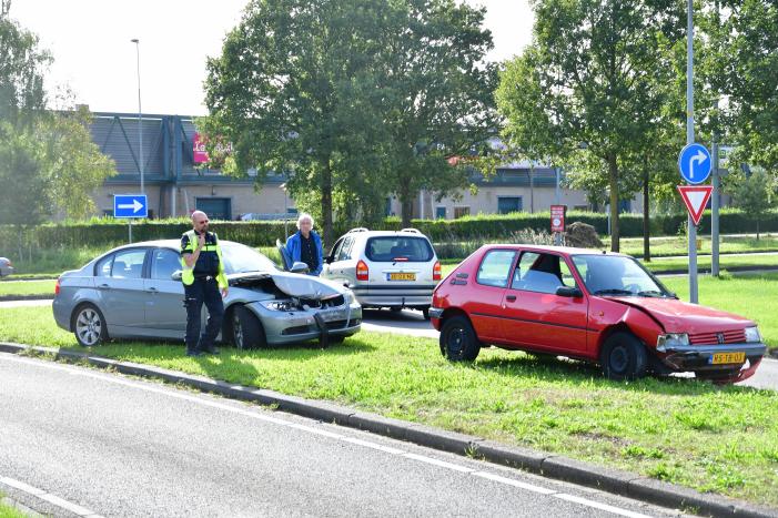 Drie auto's flink beschadigd bij aanrijding
