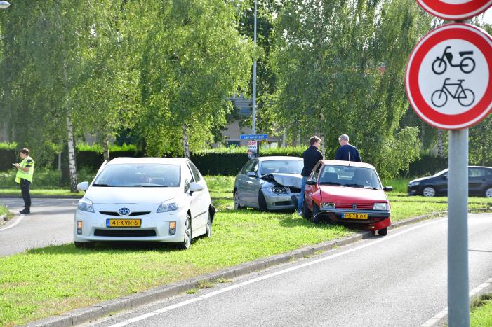#Lelystad Drie auto's flink beschadigd bij aanrijding Ketelmeerstraat Lelystad.