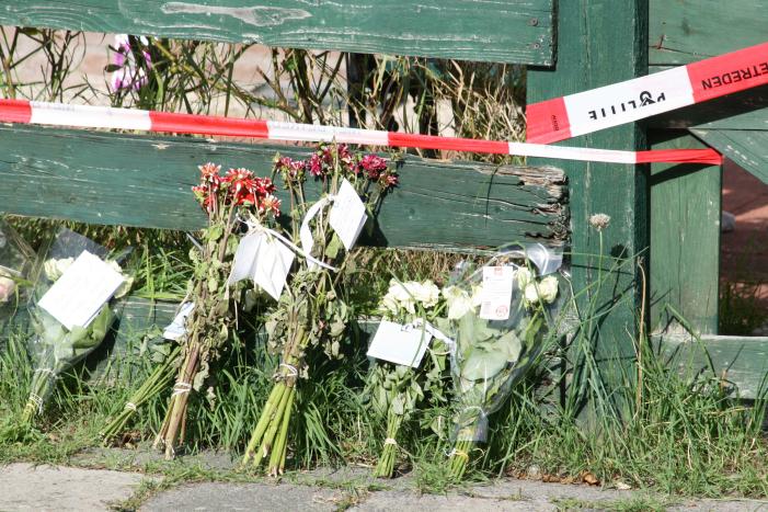 Bloemen neergelegd bij woning omgekomen vrouw (58)