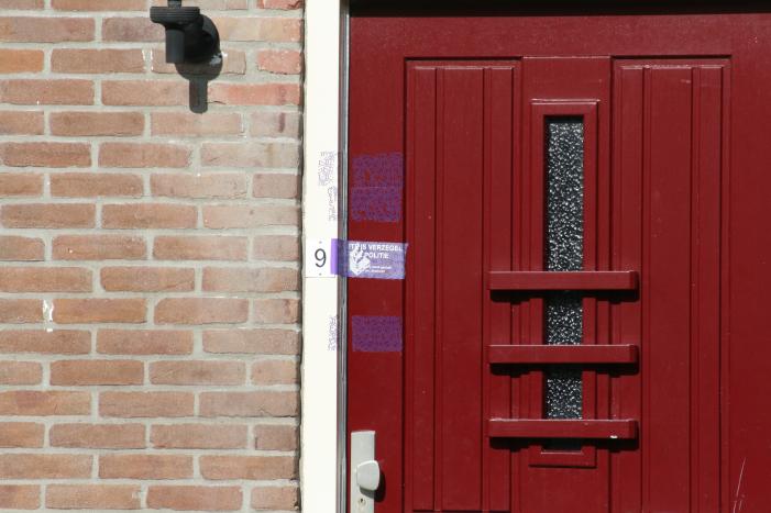 Bloemen neergelegd bij woning omgekomen vrouw (58)