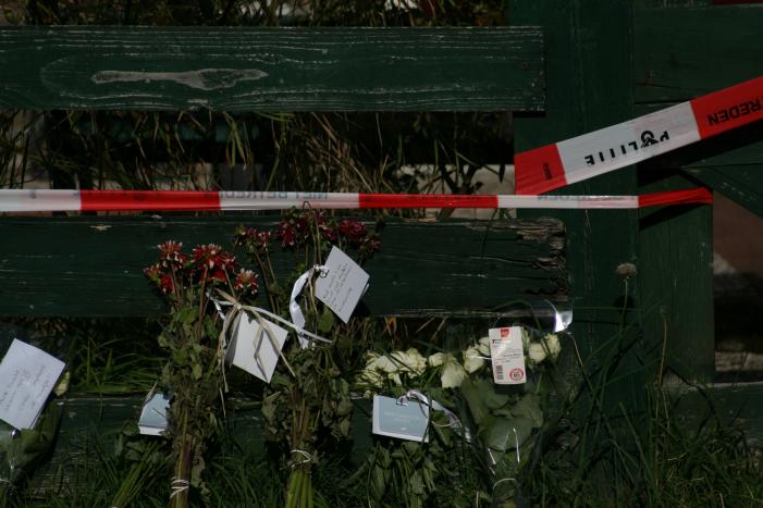 Bloemen neergelegd bij woning omgekomen vrouw (58)