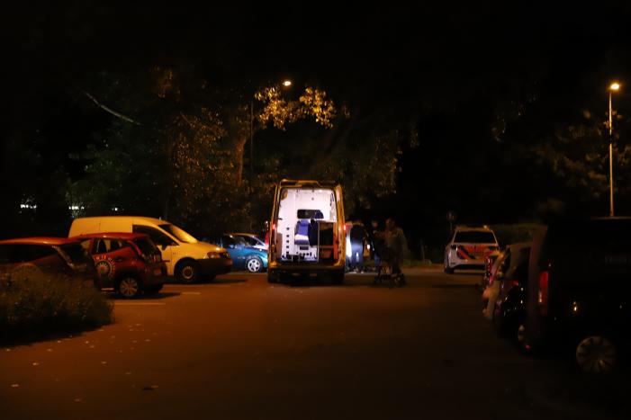 Persoon gewond op parkeerplaats