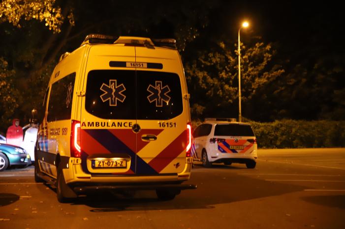 Persoon gewond op parkeerplaats