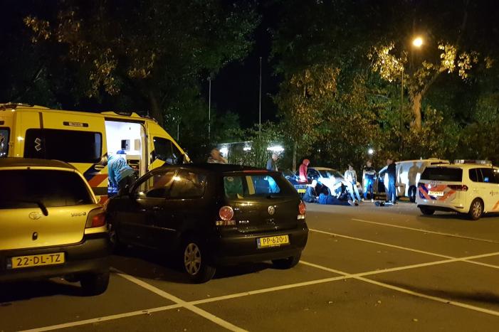 Persoon gewond op parkeerplaats