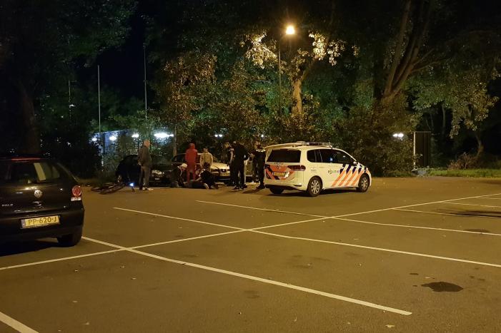 Persoon gewond op parkeerplaats