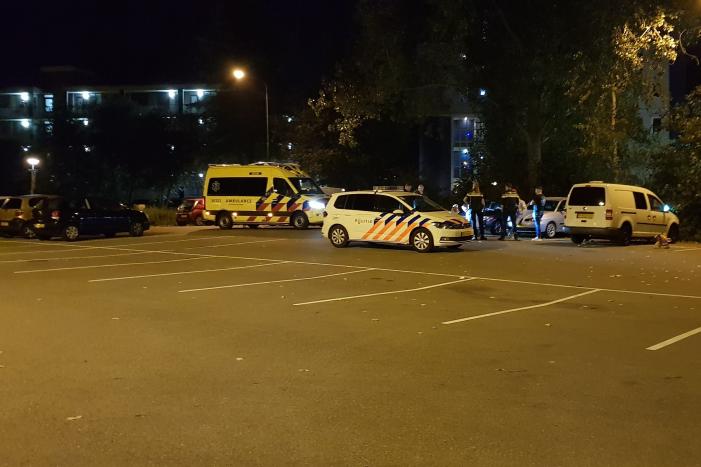 Persoon gewond op parkeerplaats
