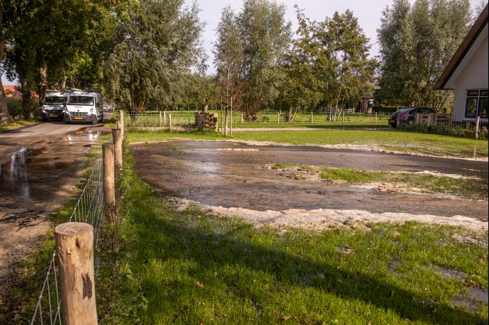 Tuin compleet onder water na leidingbreuk