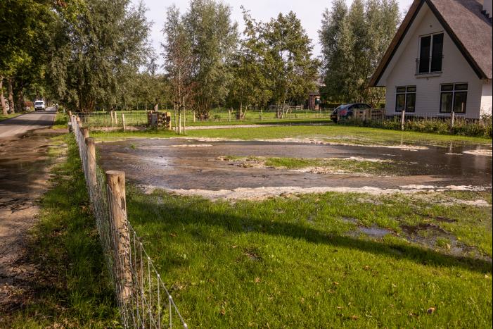 Tuin compleet onder water na leidingbreuk