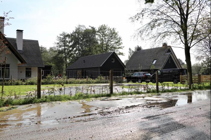 Tuin compleet onder water na leidingbreuk