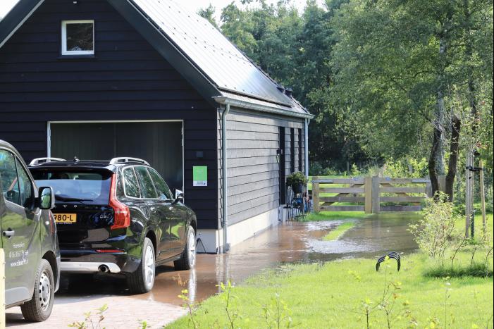 Tuin compleet onder water na leidingbreuk