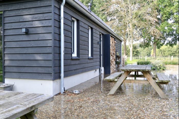 Tuin compleet onder water na leidingbreuk