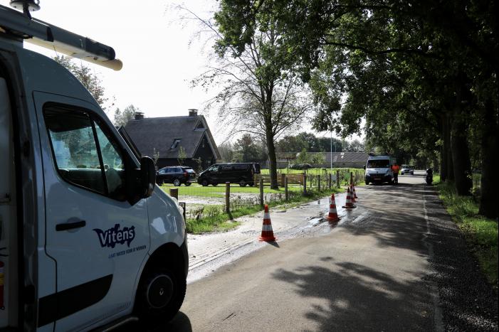 Tuin compleet onder water na leidingbreuk