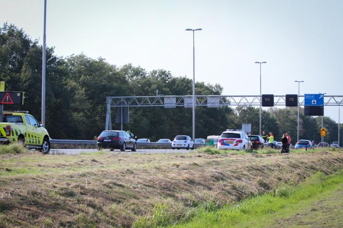Grote vertraging door kop-staart botsing op snelweg