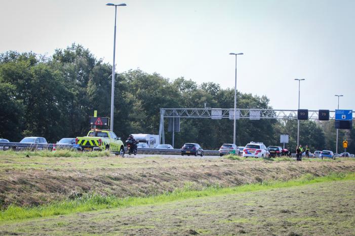 Grote vertraging door kop-staart botsing op snelweg