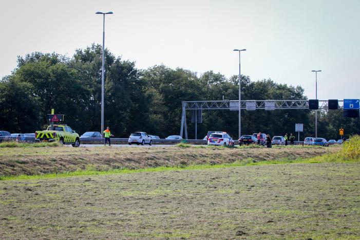 Grote vertraging door kop-staart botsing op snelweg