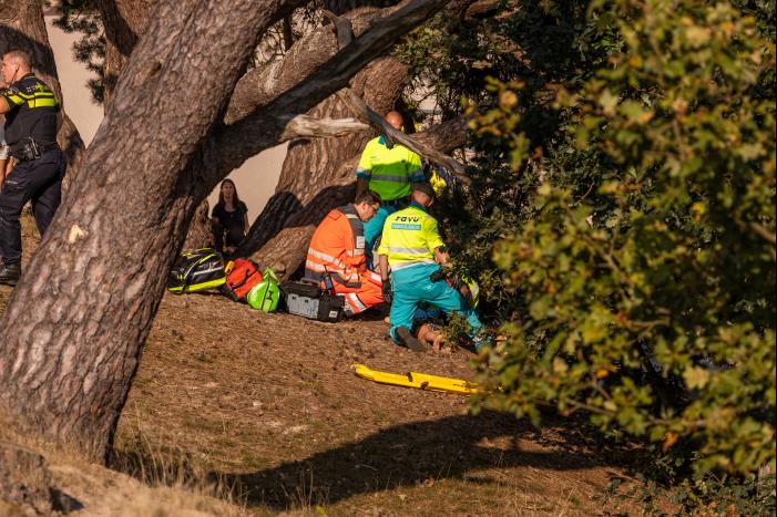 Meisje valt uit boom en raakt zwaargewond