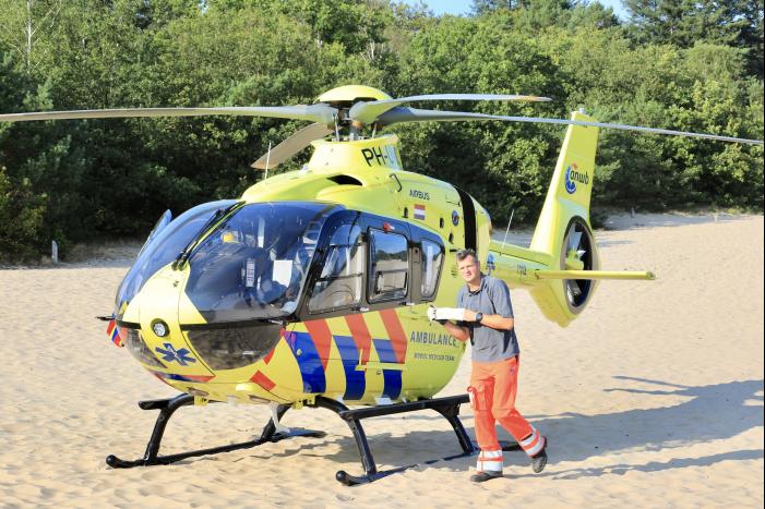 Meisje valt uit boom en raakt zwaargewond