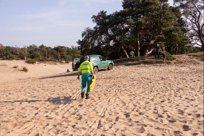 Meisje valt uit boom en raakt zwaargewond