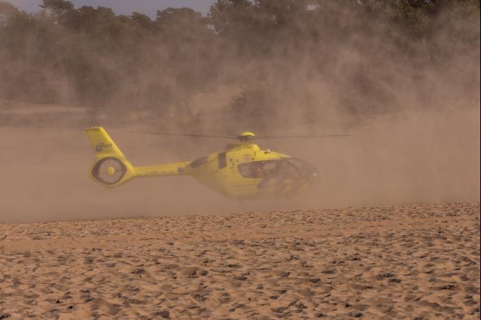 Meisje valt uit boom en raakt zwaargewond