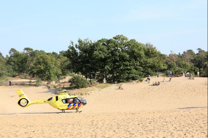 Meisje valt uit boom en raakt zwaargewond