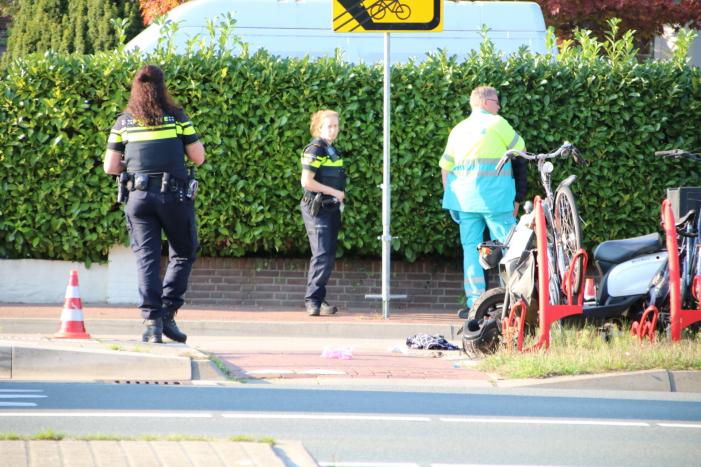 Fietser zwaargewond na crash tegen scooter