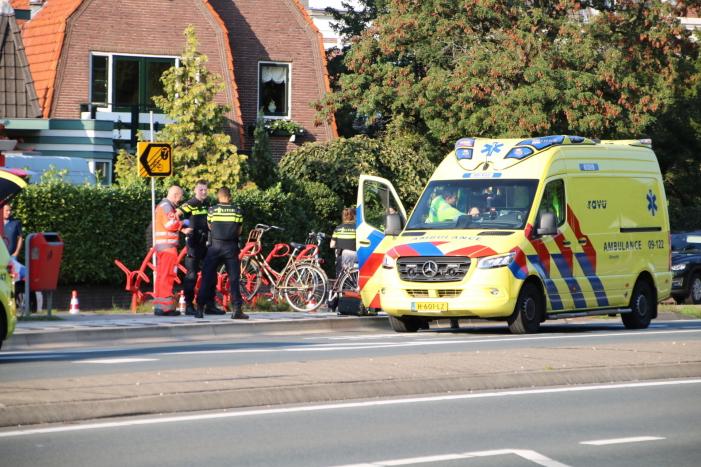 Fietser zwaargewond na crash tegen scooter