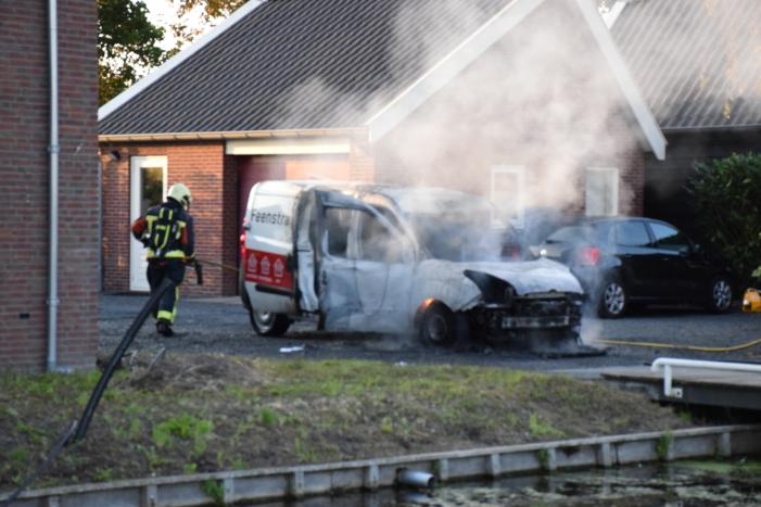 Bestelbus van installatiebedrijf brandt uit