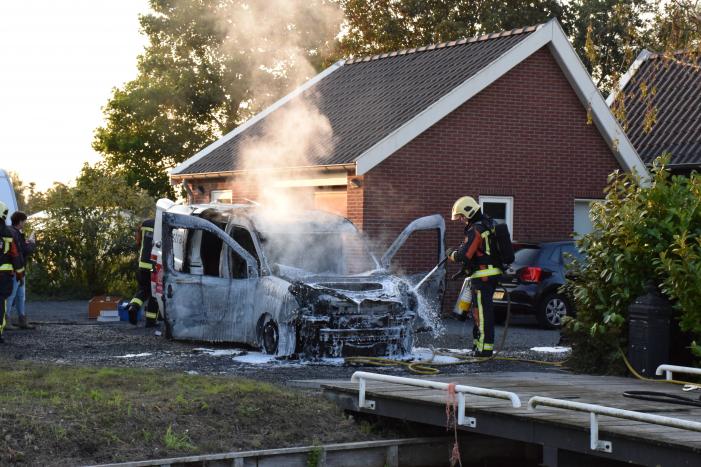 Bestelbus van installatiebedrijf brandt uit