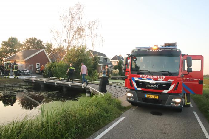 Bestelbus van installatiebedrijf brandt uit