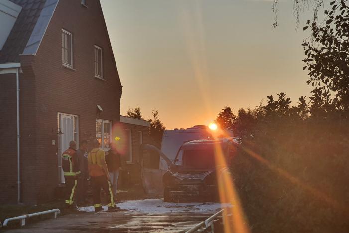 Bestelbus van installatiebedrijf brandt uit
