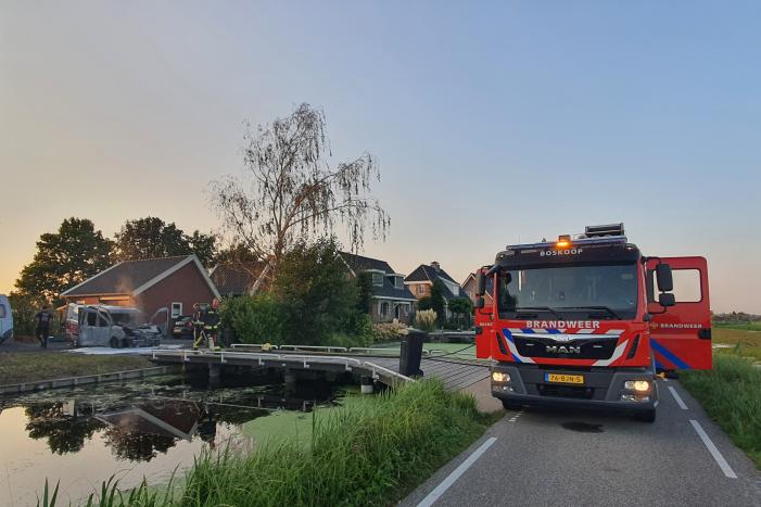 Bestelbus van installatiebedrijf brandt uit