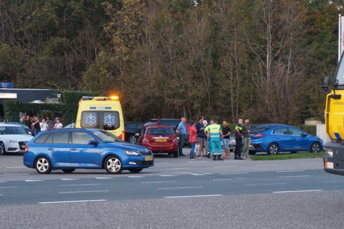 Twee auto's botsen op kruising door voorrangsfout