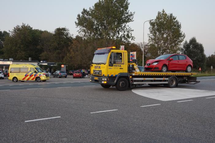 Twee auto's botsen op kruising door voorrangsfout